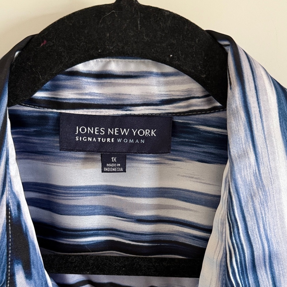 Jones New York Signature Size 1X Vertical Artsy Blue & White Striped Blouse - Picture 5 of 9